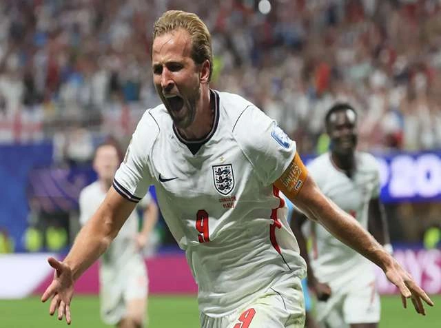 Harry Kane celebrates late winning goal for England against DR Congo in World Cup knockout match